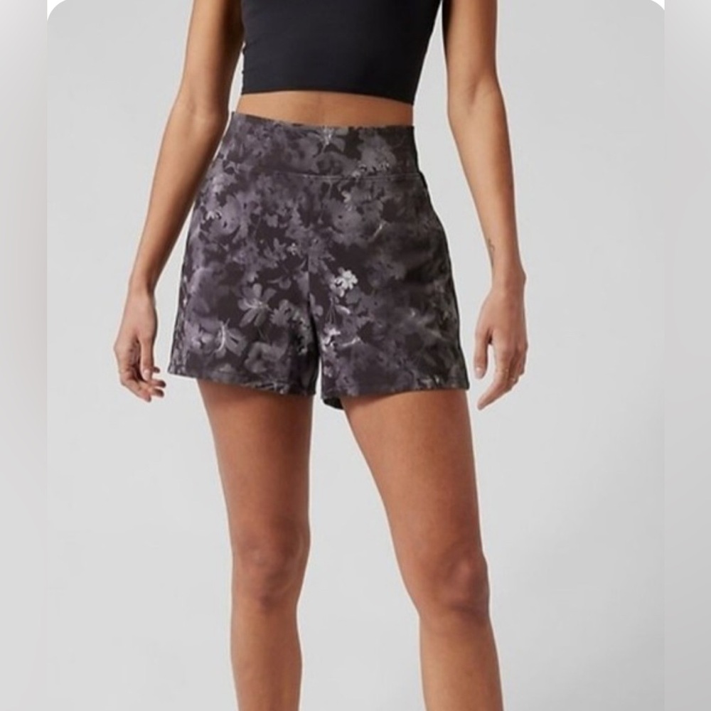 Athleta Brooklin shorts lume black floral size 6